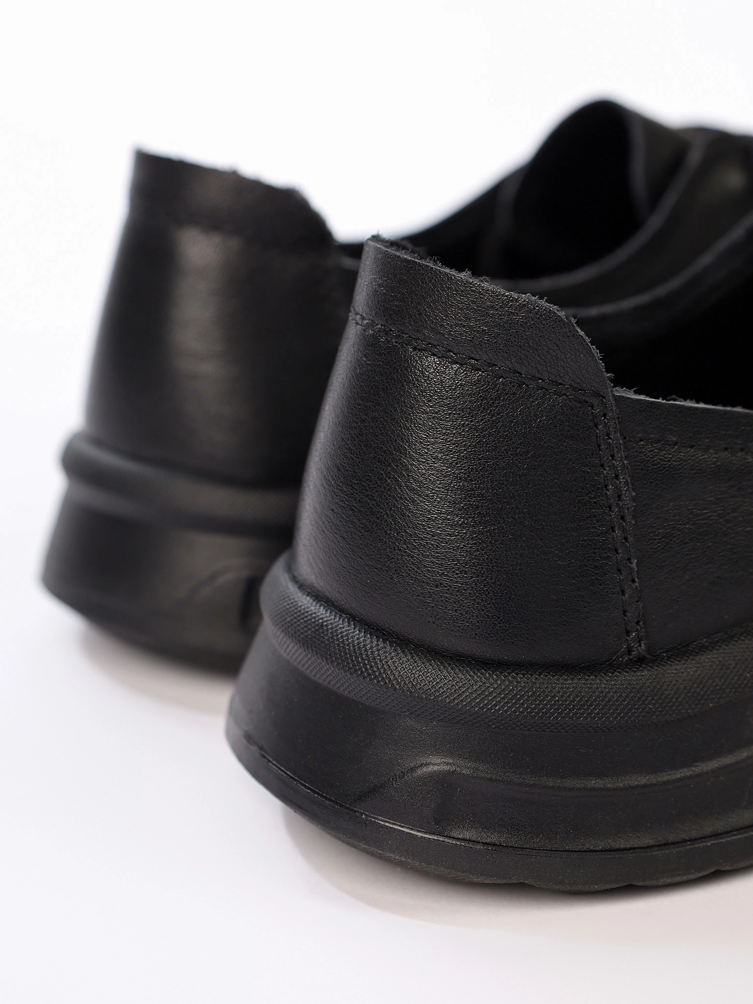 Туфли черного цвета из натуральной кожи на низкой подошве